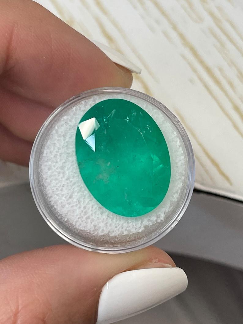 Moderno 20,05 carati di enorme smeraldo colombiano verde 21x16 - gemma di maggio dal taglio ovale in vendita