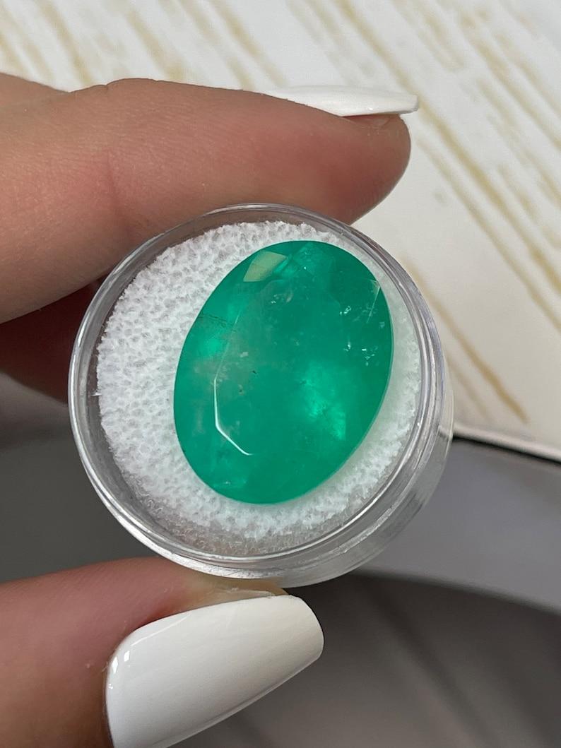 Taglio ovale 20,05 carati di enorme smeraldo colombiano verde 21x16 - gemma di maggio dal taglio ovale in vendita