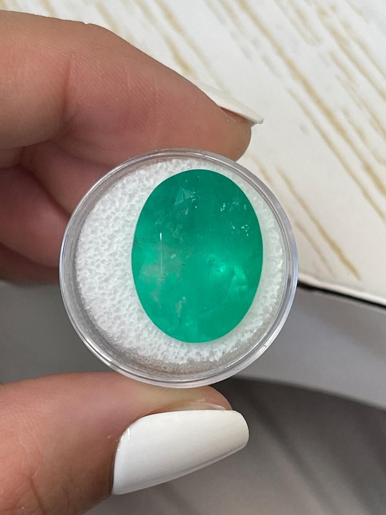 20,05 carati di enorme smeraldo colombiano verde 21x16 - gemma di maggio dal taglio ovale In condizioni Nuovo in vendita a Jupiter, FL