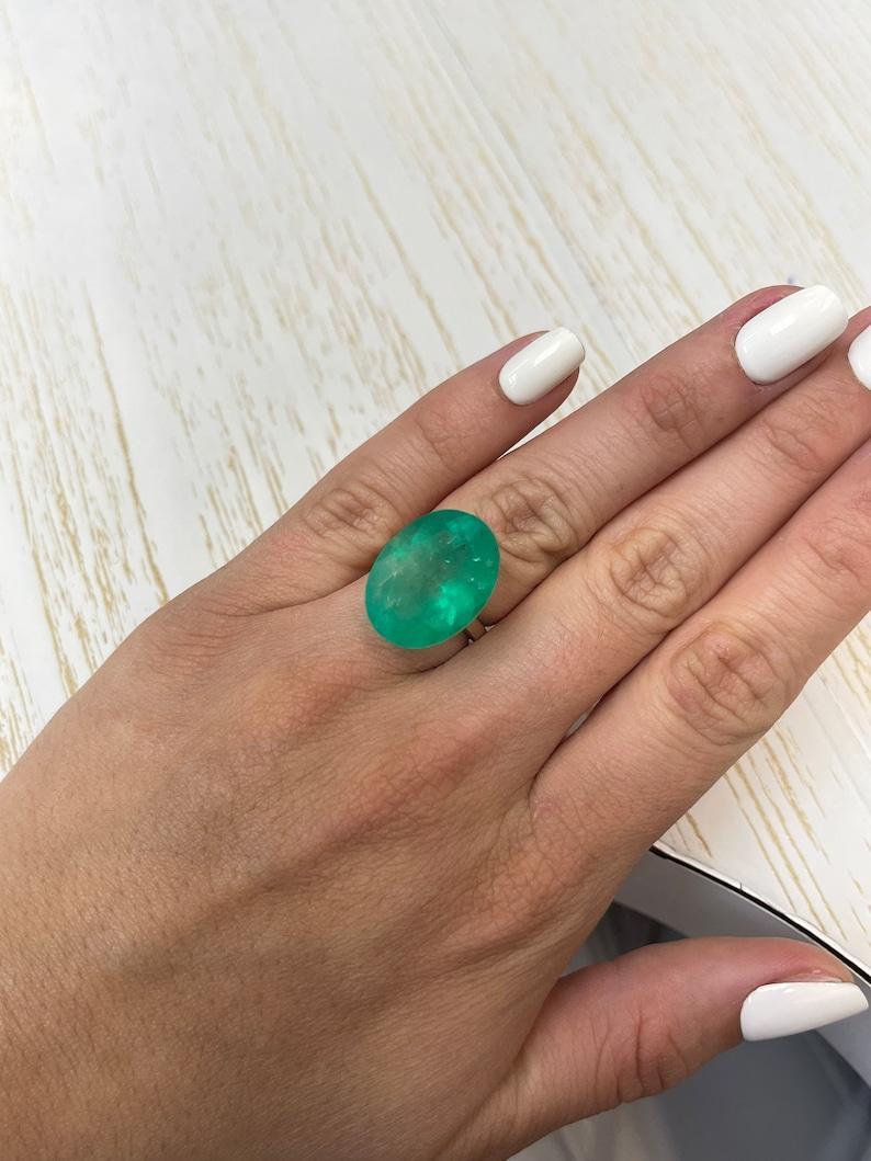 20,05 carati di enorme smeraldo colombiano verde 21x16 - gemma di maggio dal taglio ovale in vendita 1