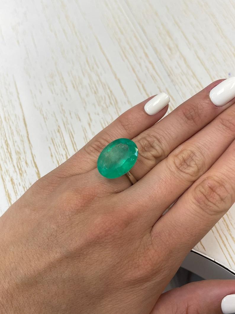 20,05 carati di enorme smeraldo colombiano verde 21x16 - gemma di maggio dal taglio ovale in vendita 2