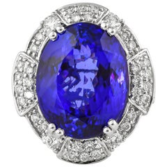 Sunita Nahata Tanzanite 20.00ct. Anello fantasia in 18KWG con diamante Whiting.