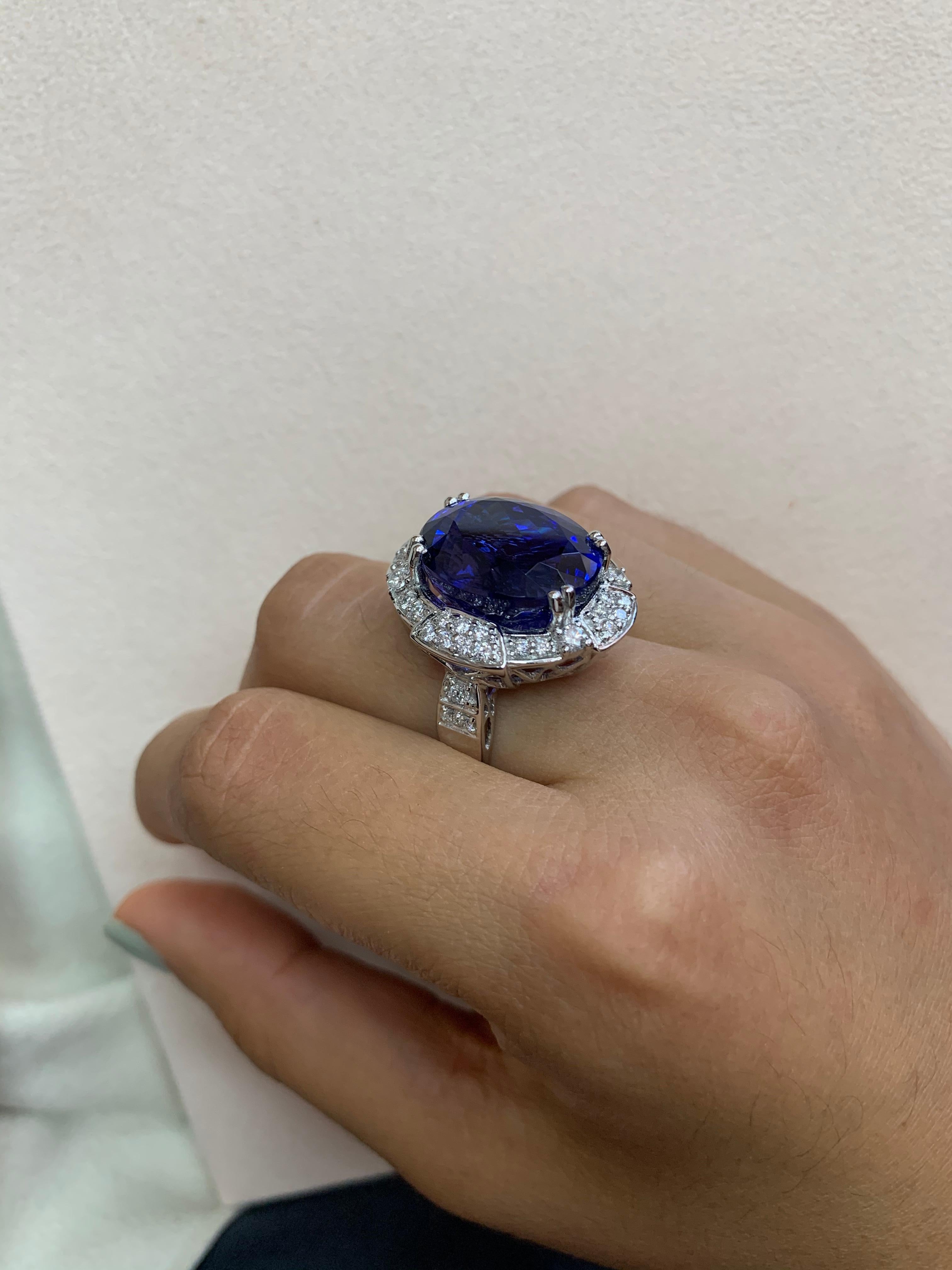20.0 Carat Tanzanite and White Diamond Ring in 18 Karat White Gold In New Condition For Sale In Hong Kong, HK