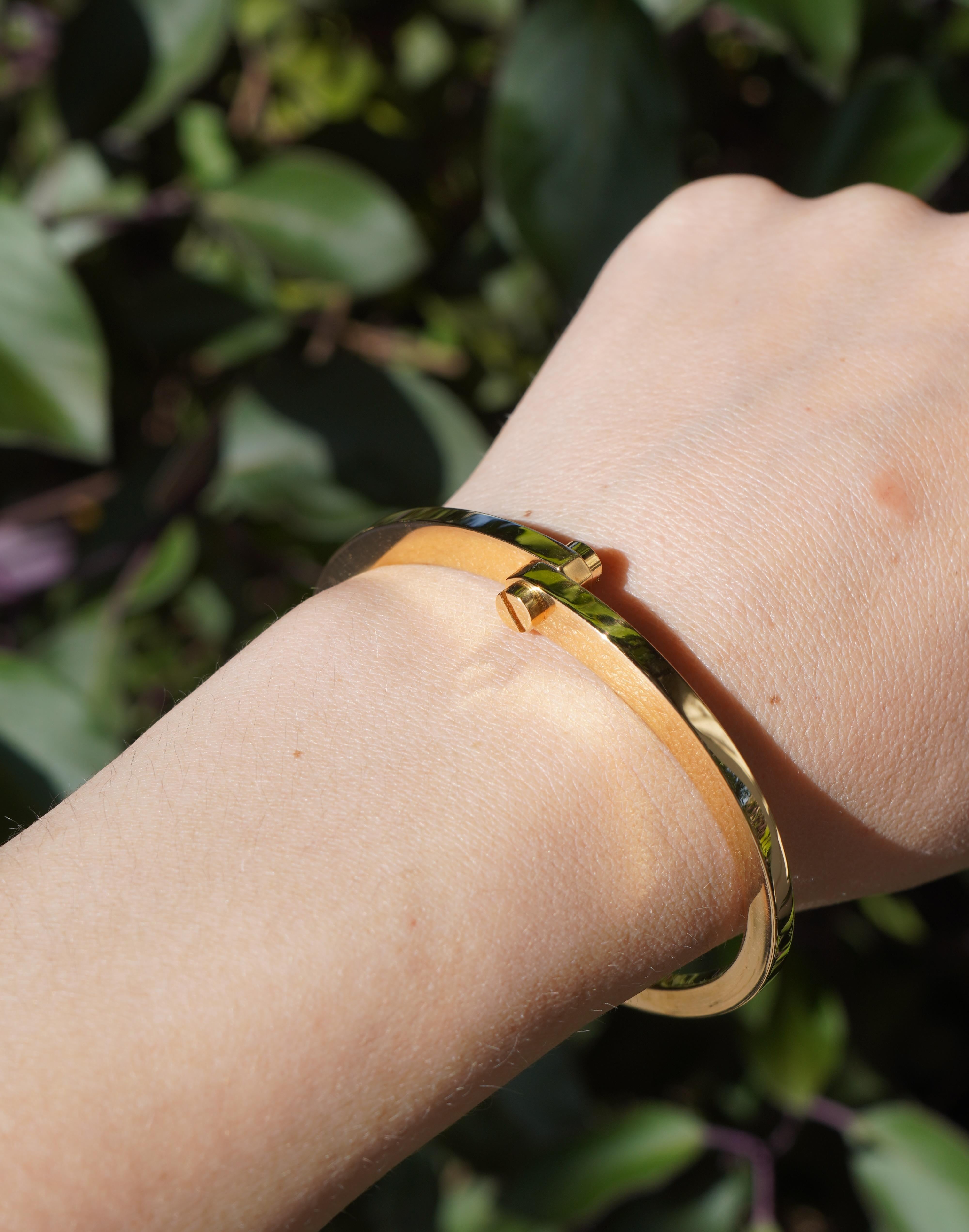 2005 Bracelet à charnière en or 18k de Cartier Menotte Bon état - En vente à Beverly Hills, CA