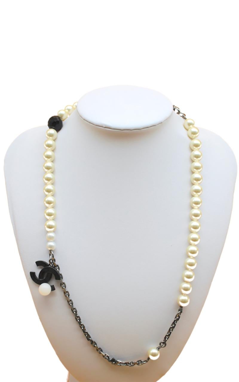Vintage CHANEL CC Faux Pearl Black and White Necklace
Measurements: 62cm

Features:
- 100% Authentic CHANEL.
- Pearl and chain Necklace Chanel 
- Signed CHANEL 05 CC P Made in France.
- Black and White.
- Very good vintage condition.