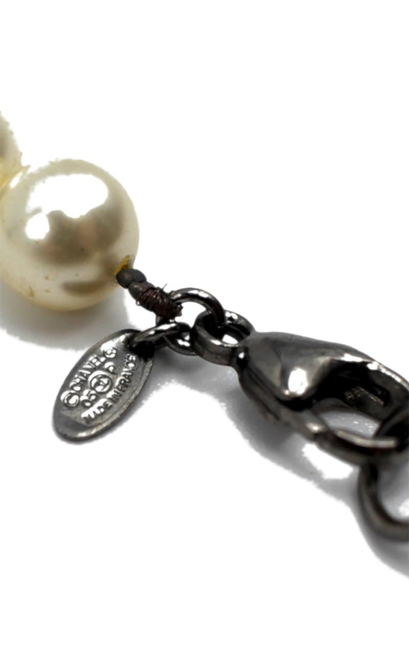 2005 Chanel CC Faux Pearl Black and White Necklace In Excellent Condition For Sale In Paris, FR