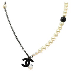2005 Chanel CC Faux Pearl Black and White Necklace