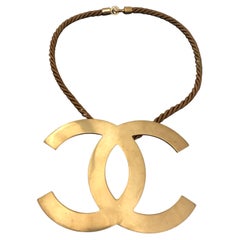 Collier en corde CC massif CHANEL de couleur or, 2005 