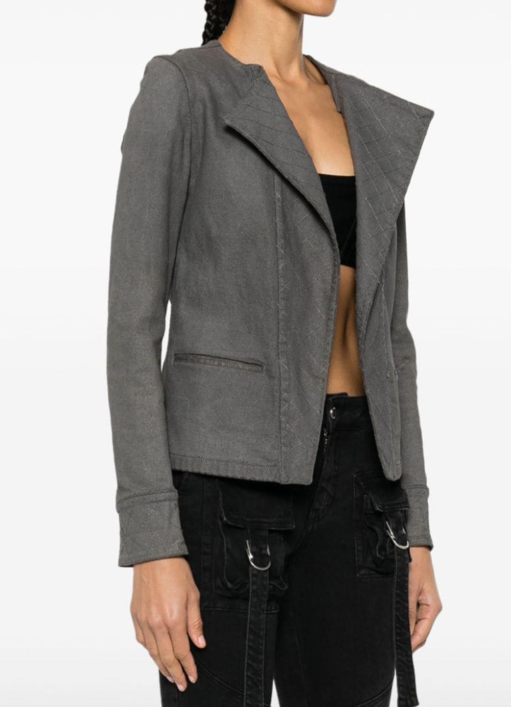 Chanel grey diamond-quilted cotton jacket featuring a stretch-cotton base, diamond-quilted detailing, a spread collar, open front, two front welt pockets, long sleeves, straight hem, a center back logo plaque.
Composition: Cotton 95%, Elastane