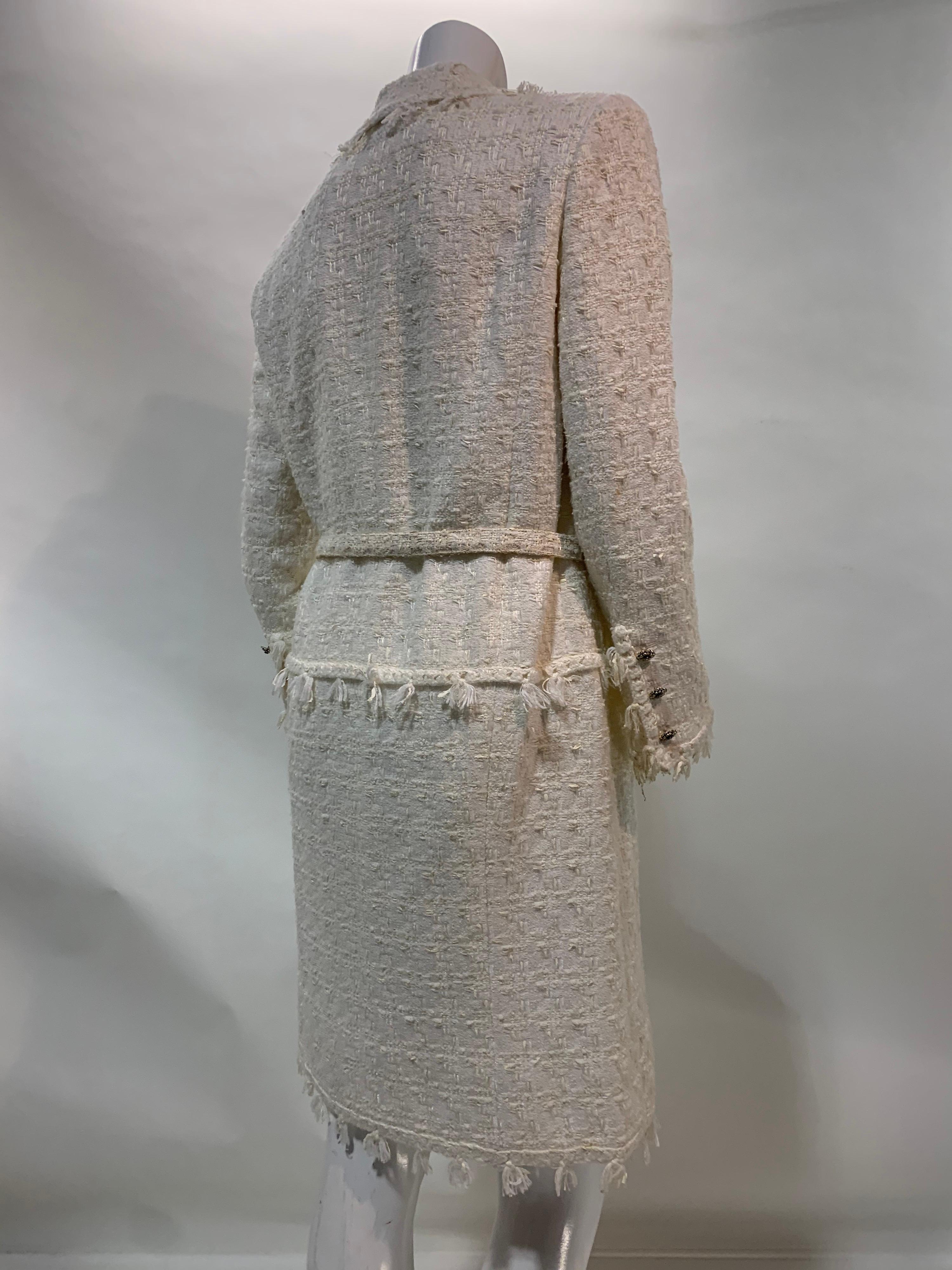Robe manteau bouclé ivoire Chanel 2005 avec camélia assorti en vente 11