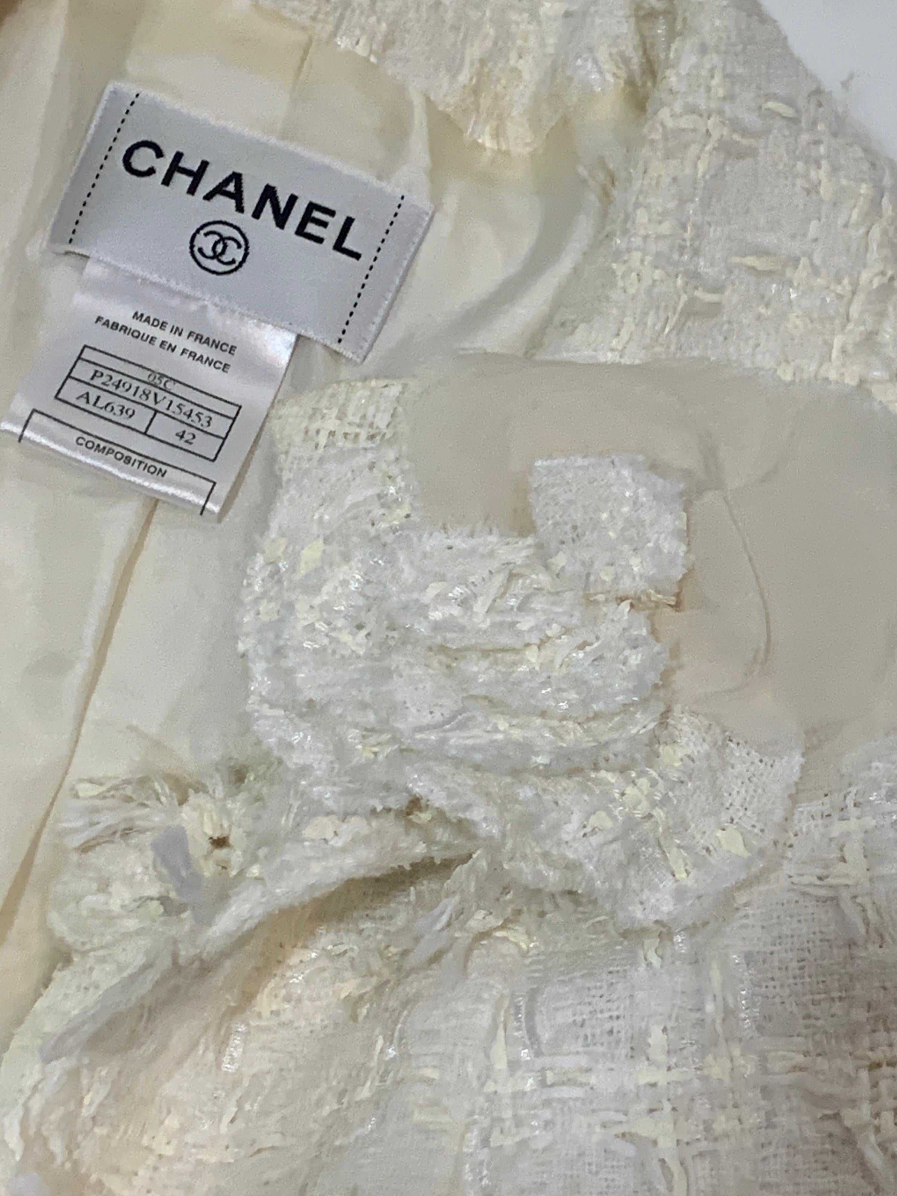 2005 Chanel Elfenbeinfarbenes Boucle-Mantelkleid mit Fransen und passender Kamelie im Angebot 12
