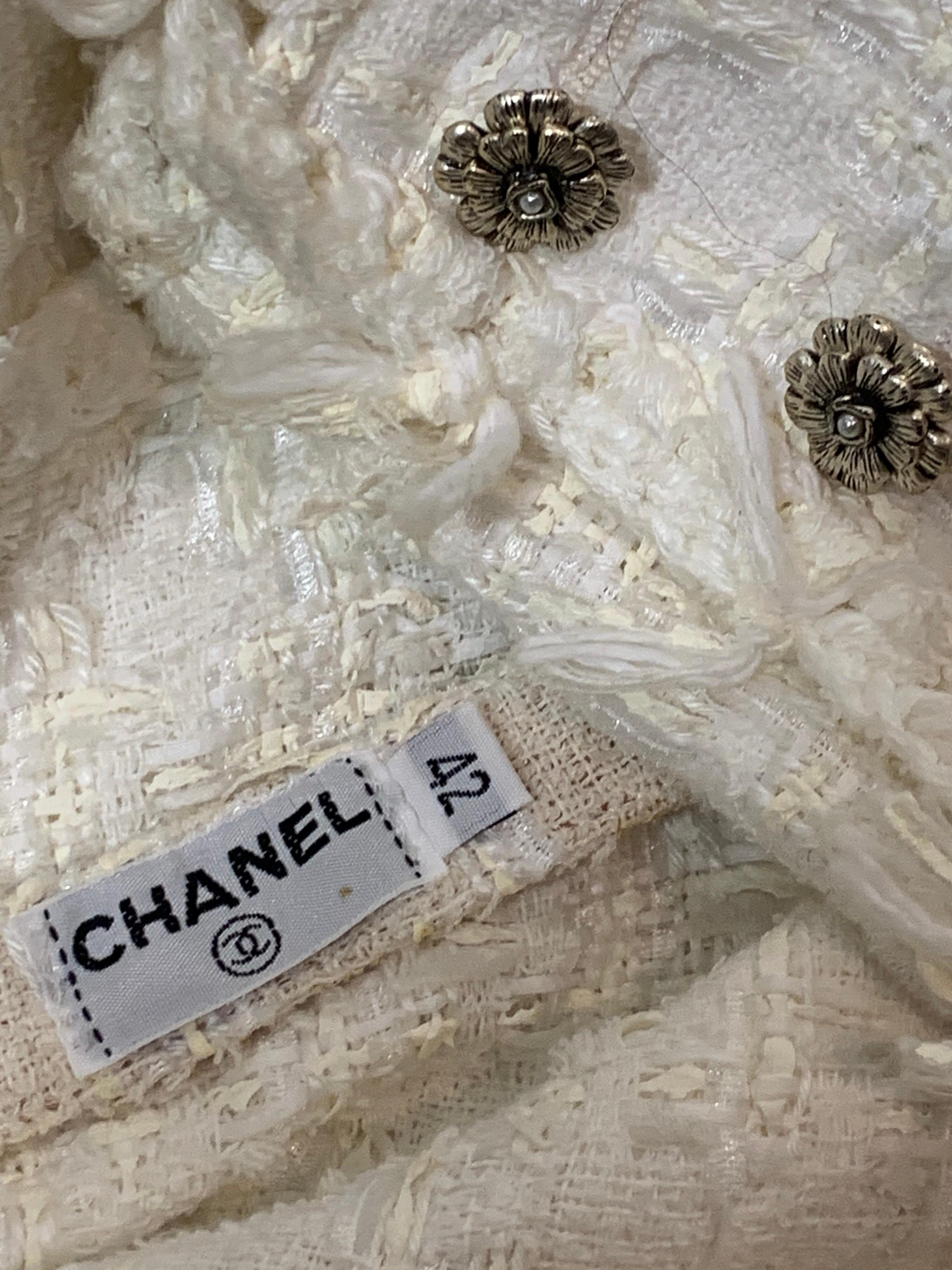 2005 Chanel Elfenbeinfarbenes Boucle-Mantelkleid mit Fransen und passender Kamelie im Angebot 13