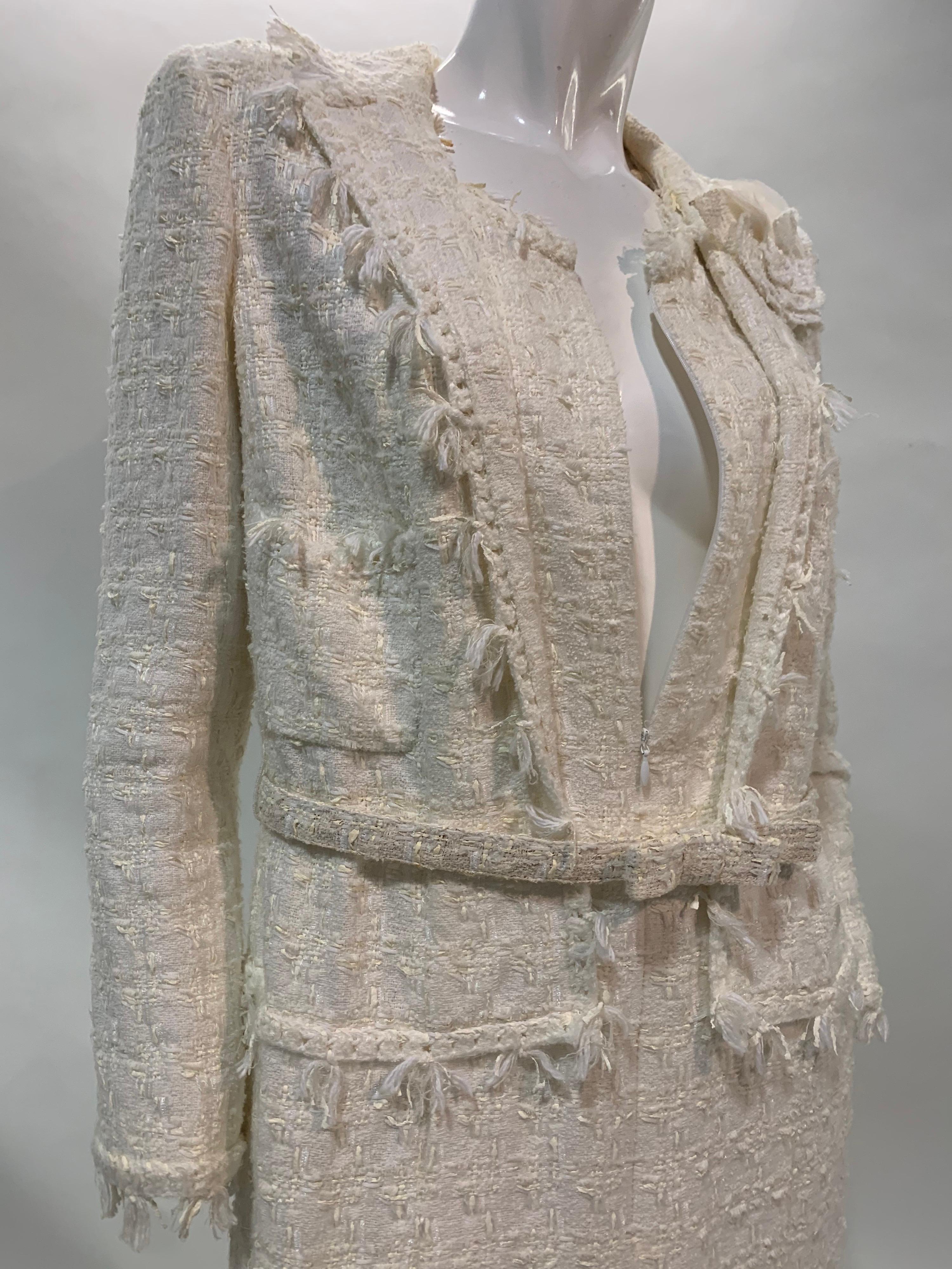 Gris Robe manteau bouclé ivoire Chanel 2005 avec camélia assorti en vente