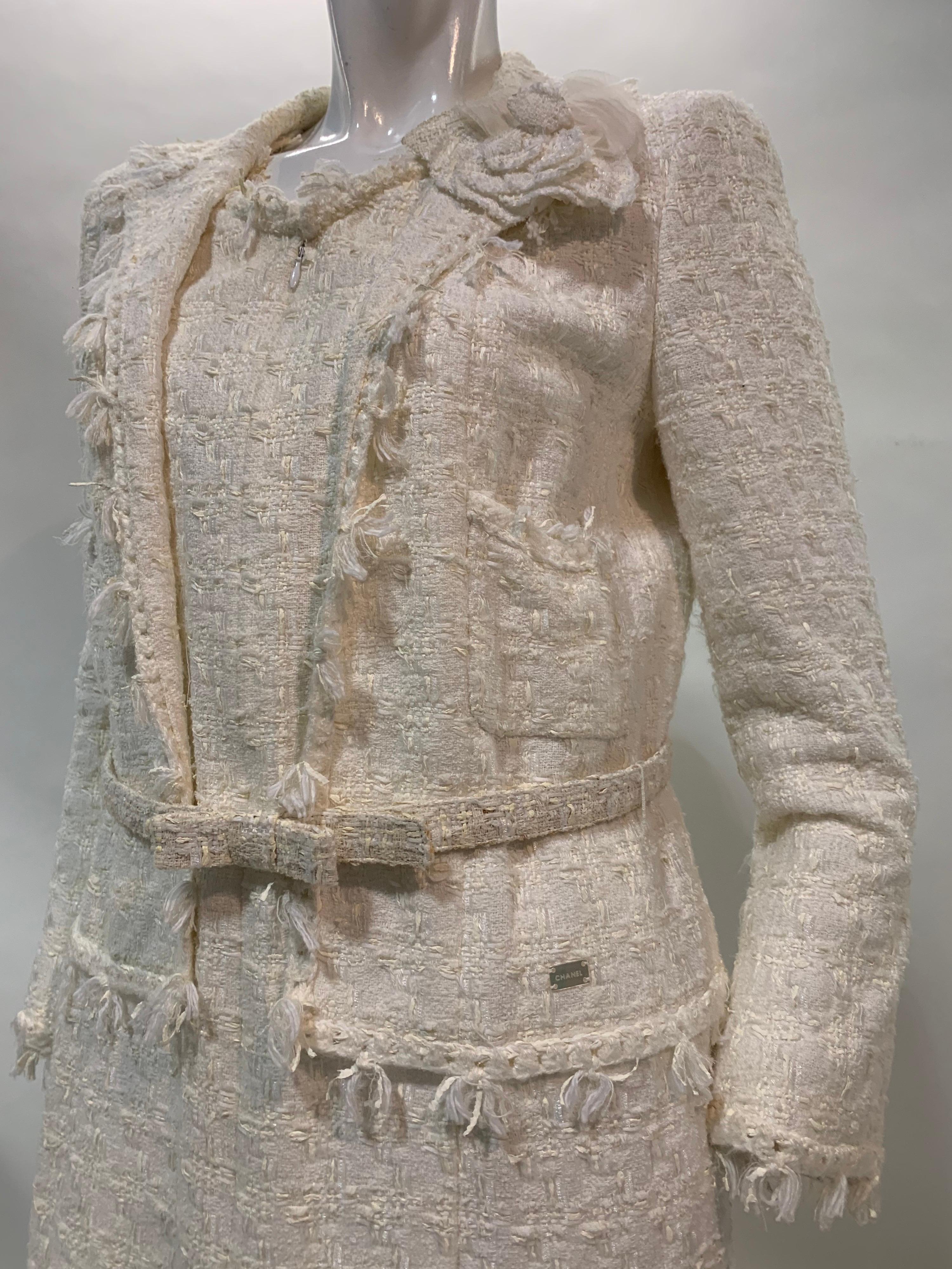 Robe manteau bouclé ivoire Chanel 2005 avec camélia assorti en vente 2