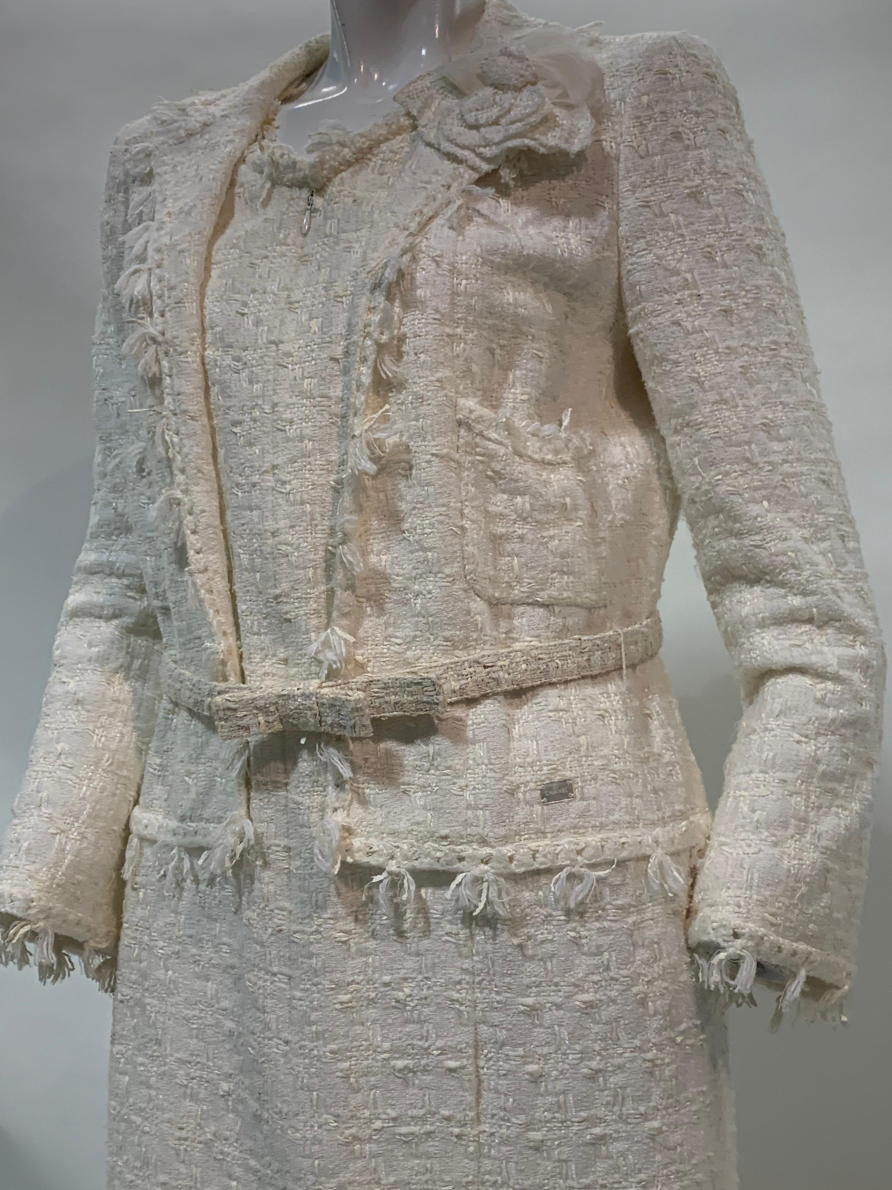 Robe manteau bouclé ivoire Chanel 2005 avec camélia assorti en vente 4