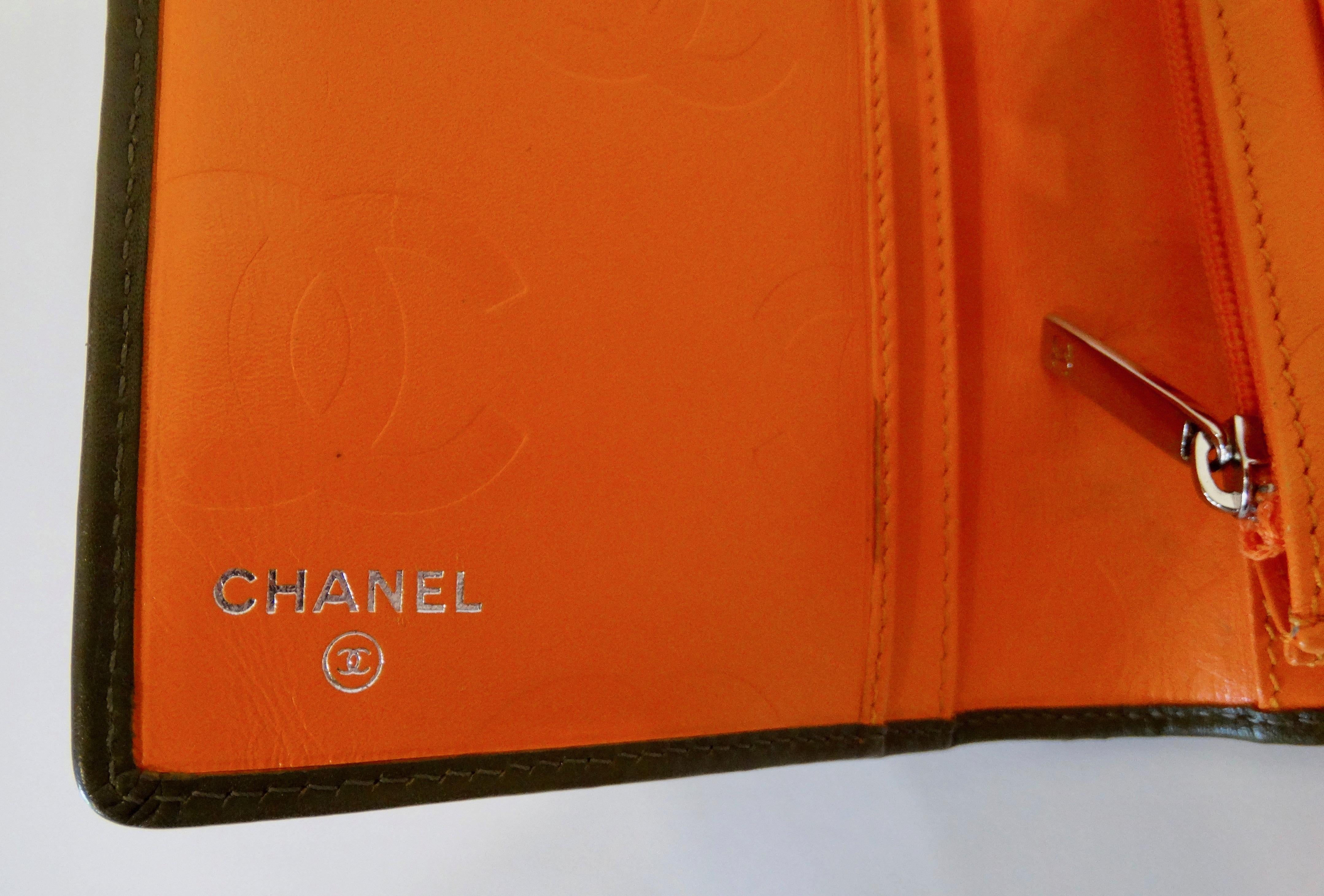 Chanel 2005 Olive Green Lambskin Bi-Fold Wallet In Good Condition In Scottsdale, AZ