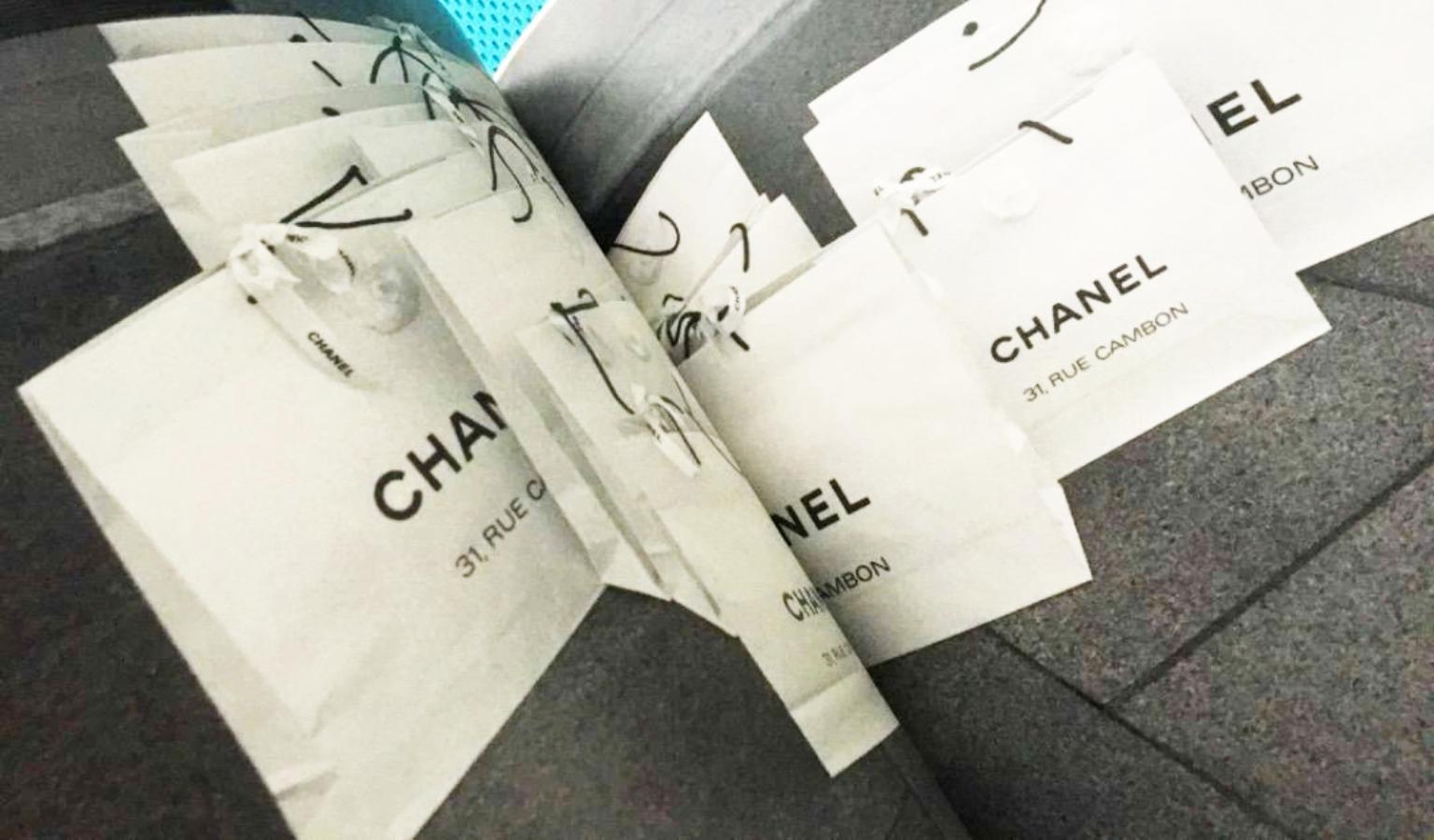 2005 Chanel Karl Lagerfeld Spring Summer Runway Lookbook In Good Condition For Sale In London, GB