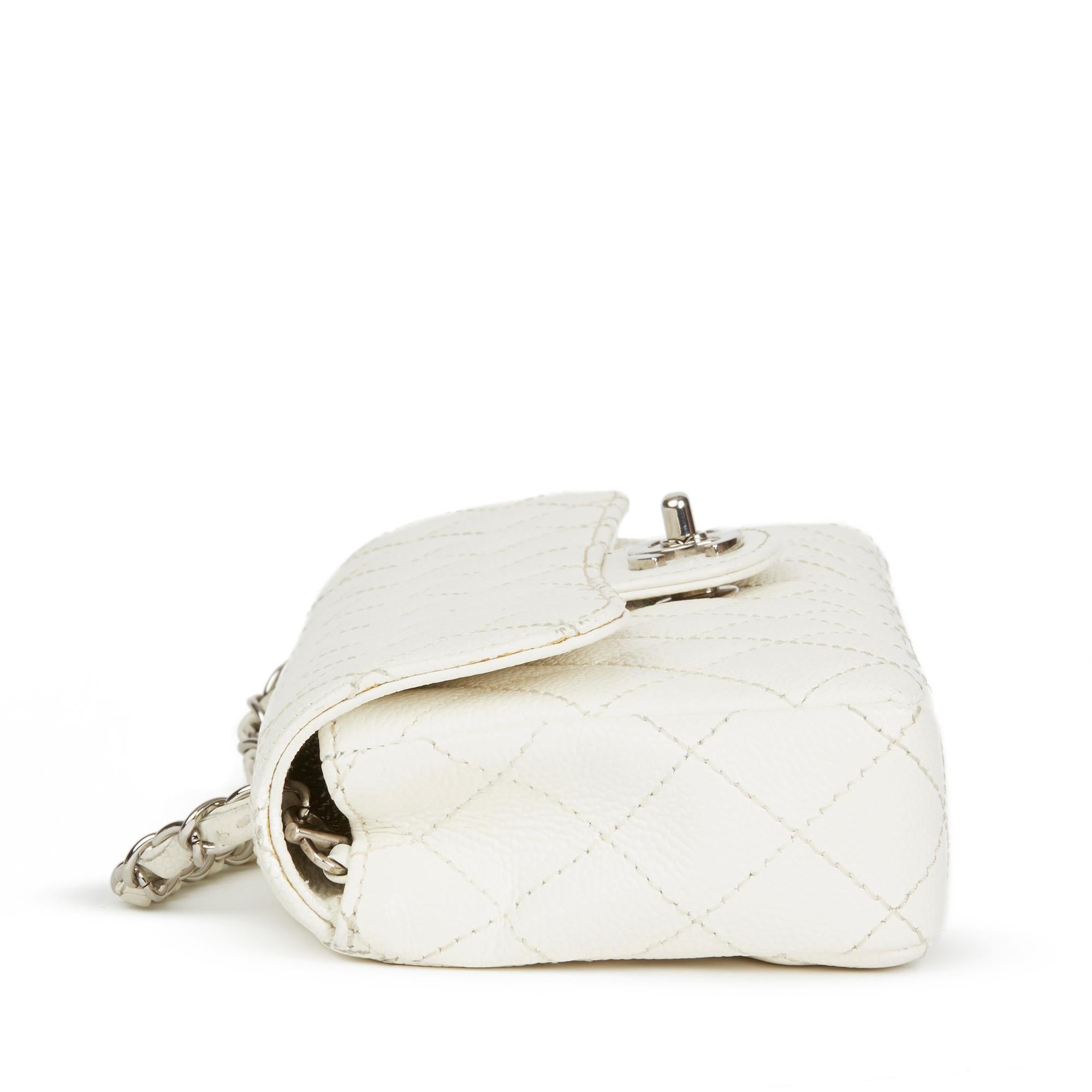 CHANEL
White Quilted Caviar Leather East West Classic Single Flap Bag

Referenz: HB2483
Seriennummer: 10658990
Alter (ca.): 2005
Begleitet von: Chanel Staubbeutel:: Box:: Echtheitskarte
Authentizitätsdetails: Serienaufkleber:: Echtheitskarte (Made