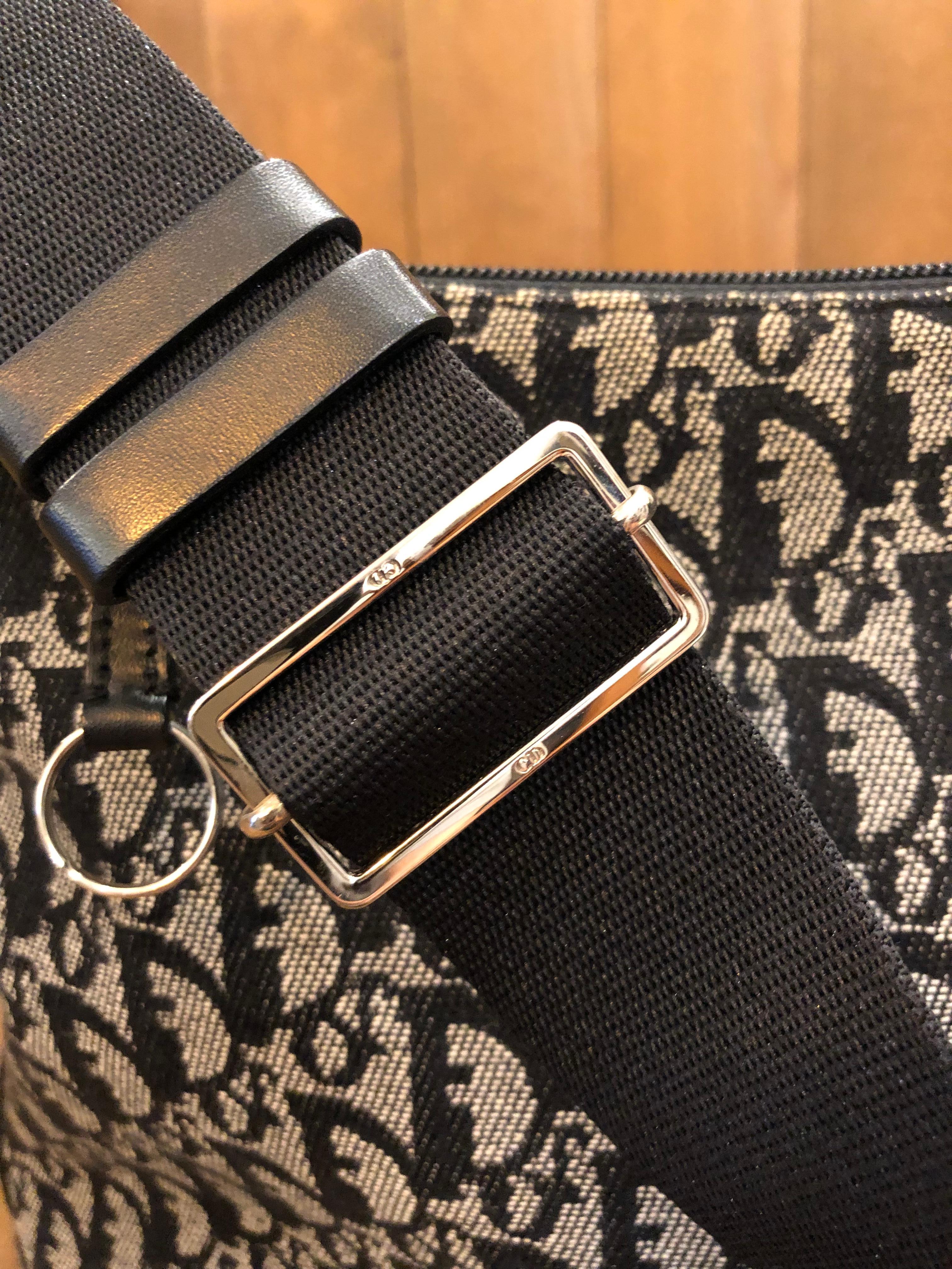 CHRISTIAN DIOR Sac à bandoulière unisexe en jacquard trompe-l'œil noir pour homme, 2005 3