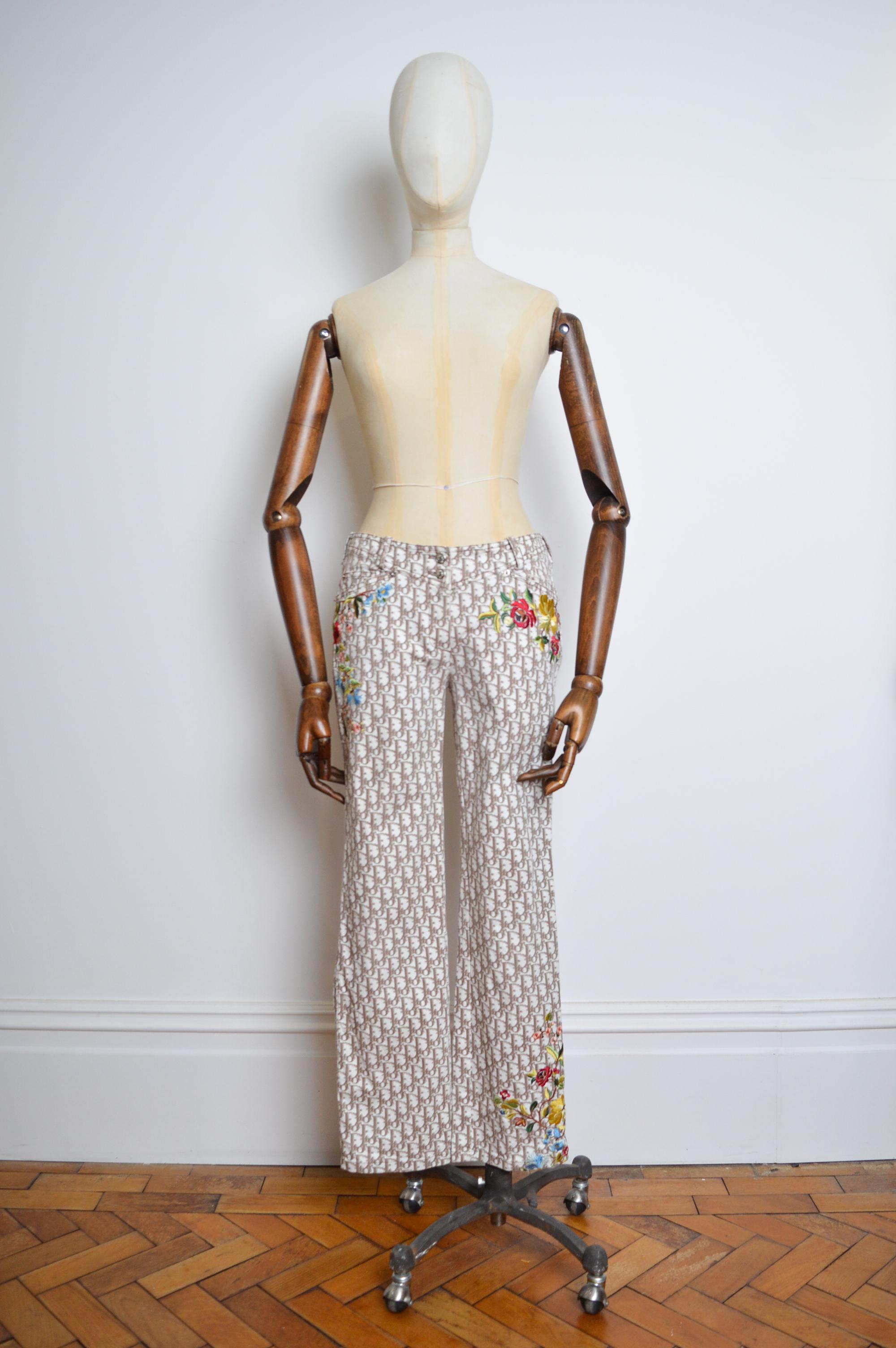 Iconic Spring / Summer 2005 Christian Dior beige 'trotter' print low waisted trousers, designed by John Galliano, with intricate floral embroidery detailing. 

MADE IN PORTUGAL.

Measurements are provided in Inches -
(Mid rise ) Waist/Hip -31
