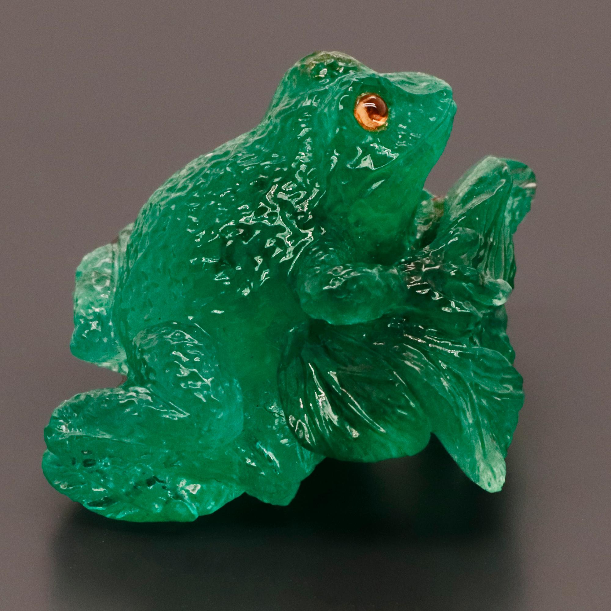 Artisan Sculpture de grenouille en émeraude sculptée naturelle de 20,05 carats en vente