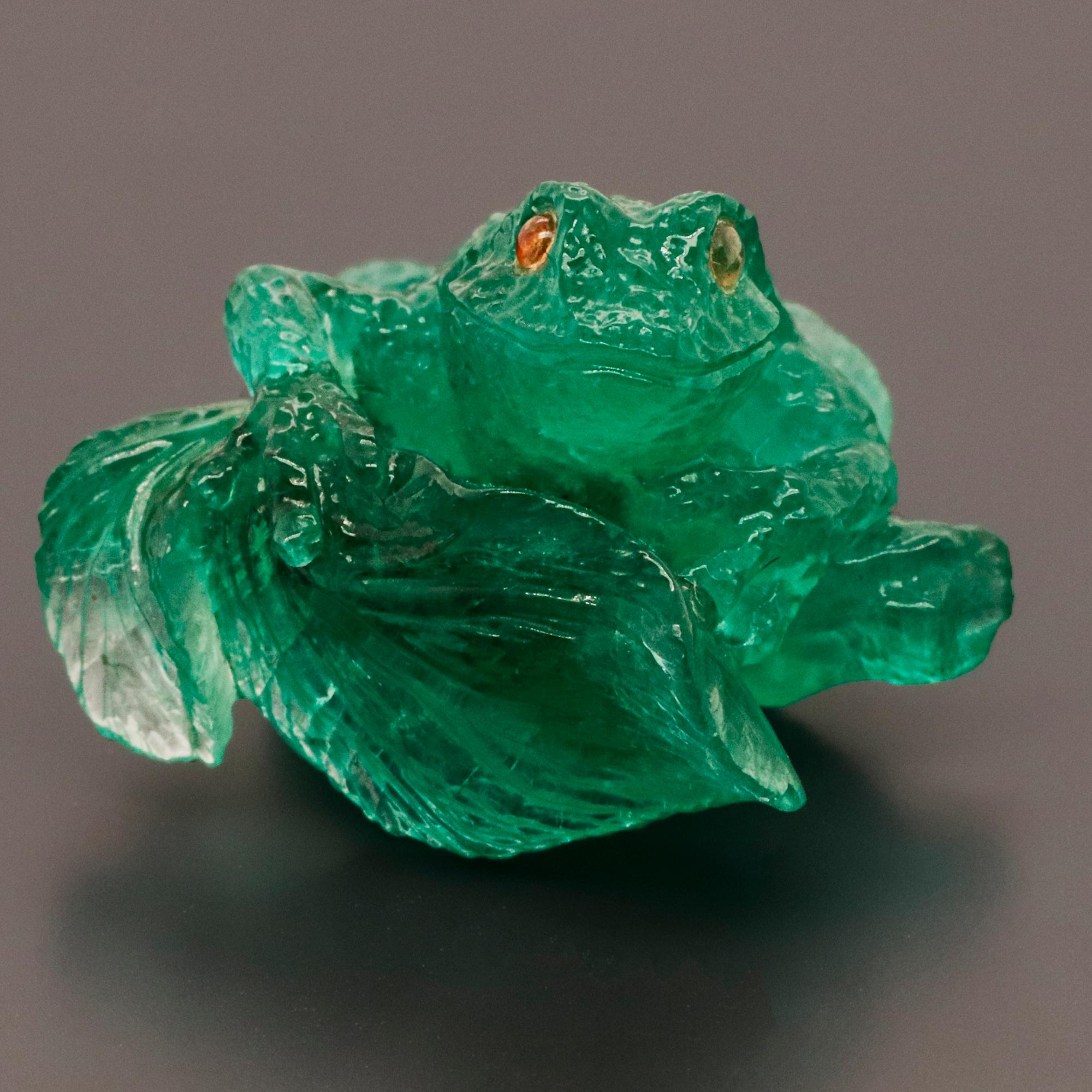 Artisan 20.05 Ct Natural Carved Emerald Frog Carving For Sale