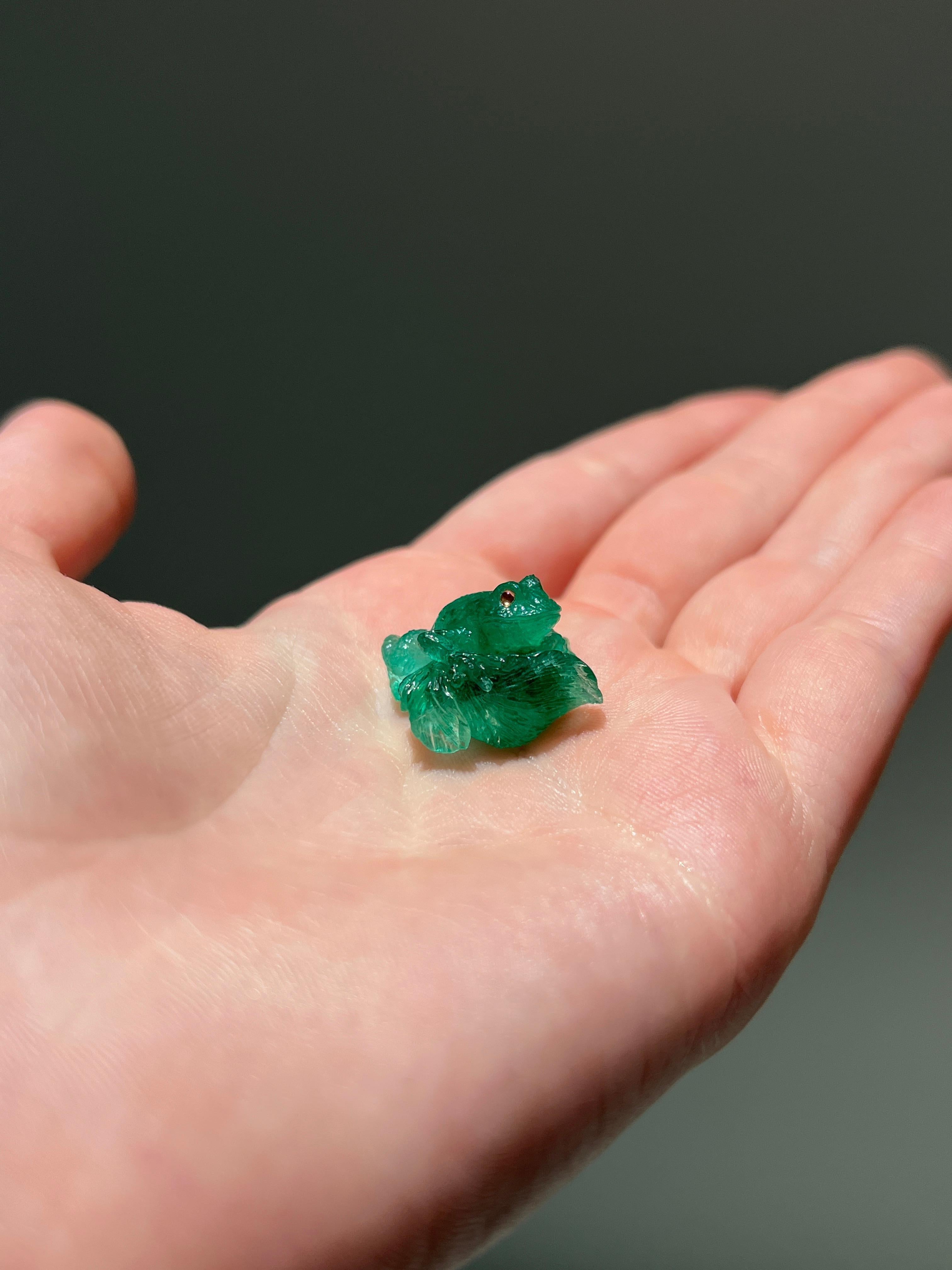 Mixed Cut 20.05 Ct Natural Carved Emerald Frog Carving For Sale