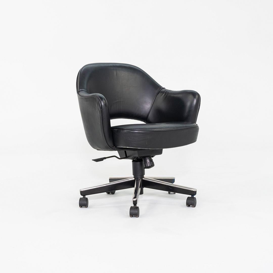 Dies ist ein Saarinen Executive Swivel Arm Chair, ursprünglich von Eero Saarinen im Jahr 1957 entworfen. Dieses Exemplar wurde 2005 von Knoll in den USA hergestellt. Der Stuhl besteht aus einem 5-Stern-Stahlfuß mit manueller Hubverstellung und einem