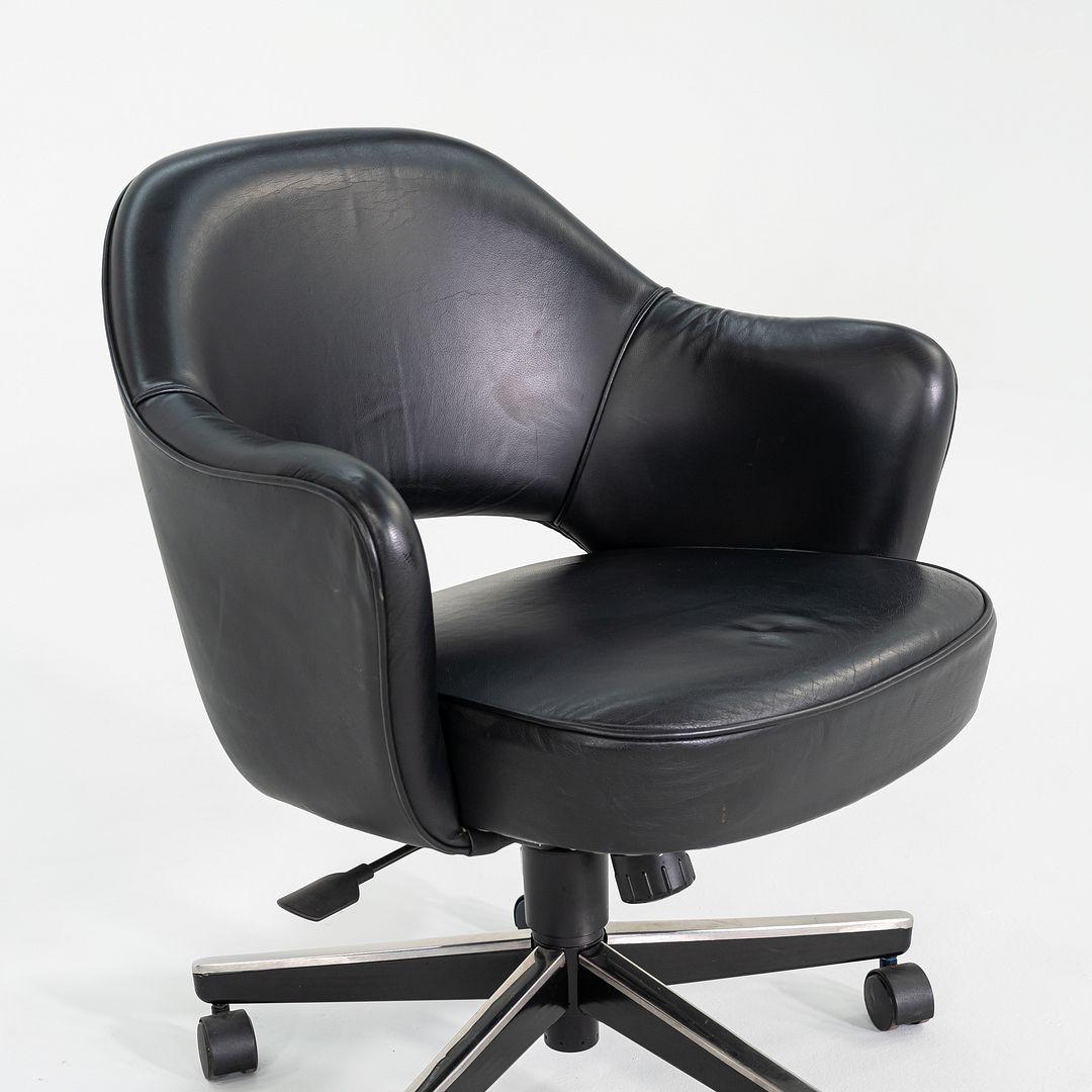 2005 Eero Saarinen für Knoll Schreibtischstuhl mit Armlehnen aus schwarzem Leder (Stahl) im Angebot