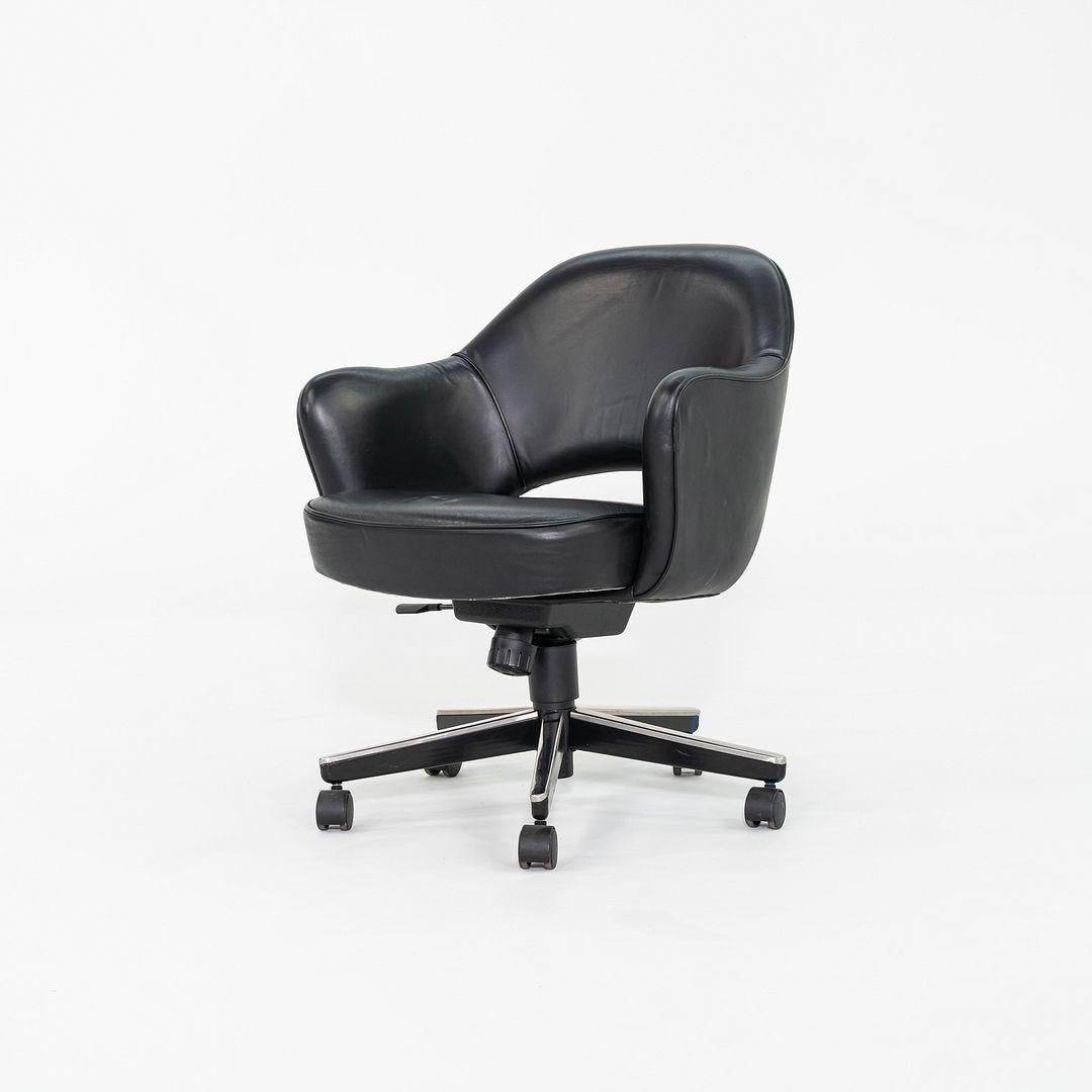 2005 Eero Saarinen für Knoll Schreibtischstuhl mit Armlehnen aus schwarzem Leder im Angebot 1