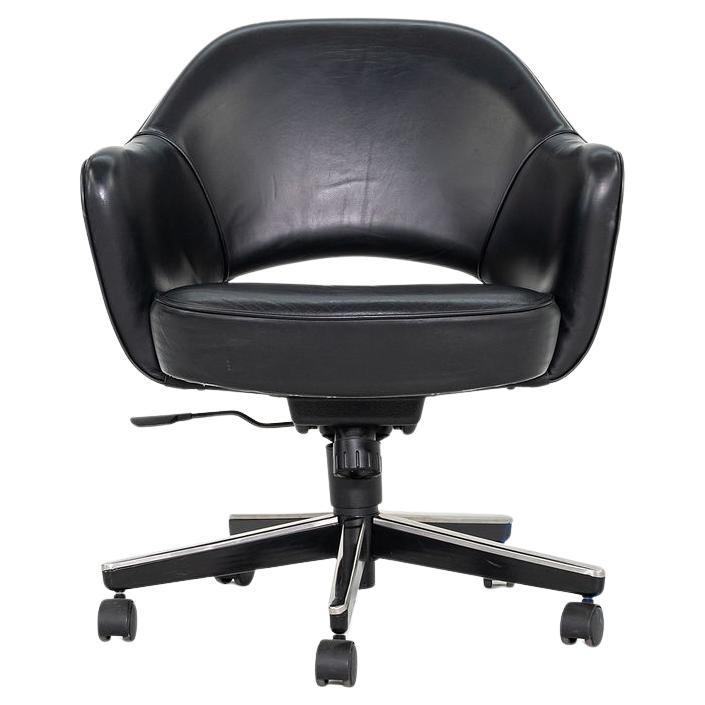 2005 Eero Saarinen für Knoll Schreibtischstuhl mit Armlehnen aus schwarzem Leder im Angebot
