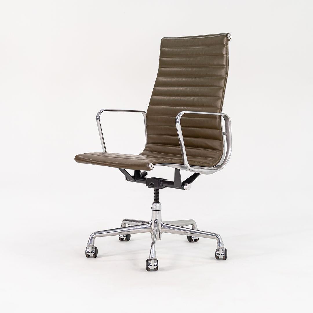 Chaise de bureau de groupe Eames Aluminum en cuir vert Herman Miller 2005 en vente 3