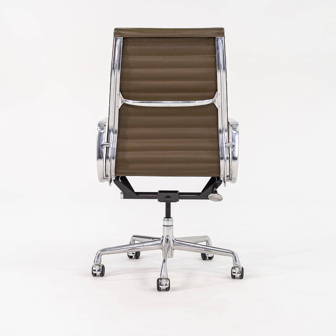 Chaise de bureau de groupe Eames Aluminum en cuir vert Herman Miller 2005 en vente 4