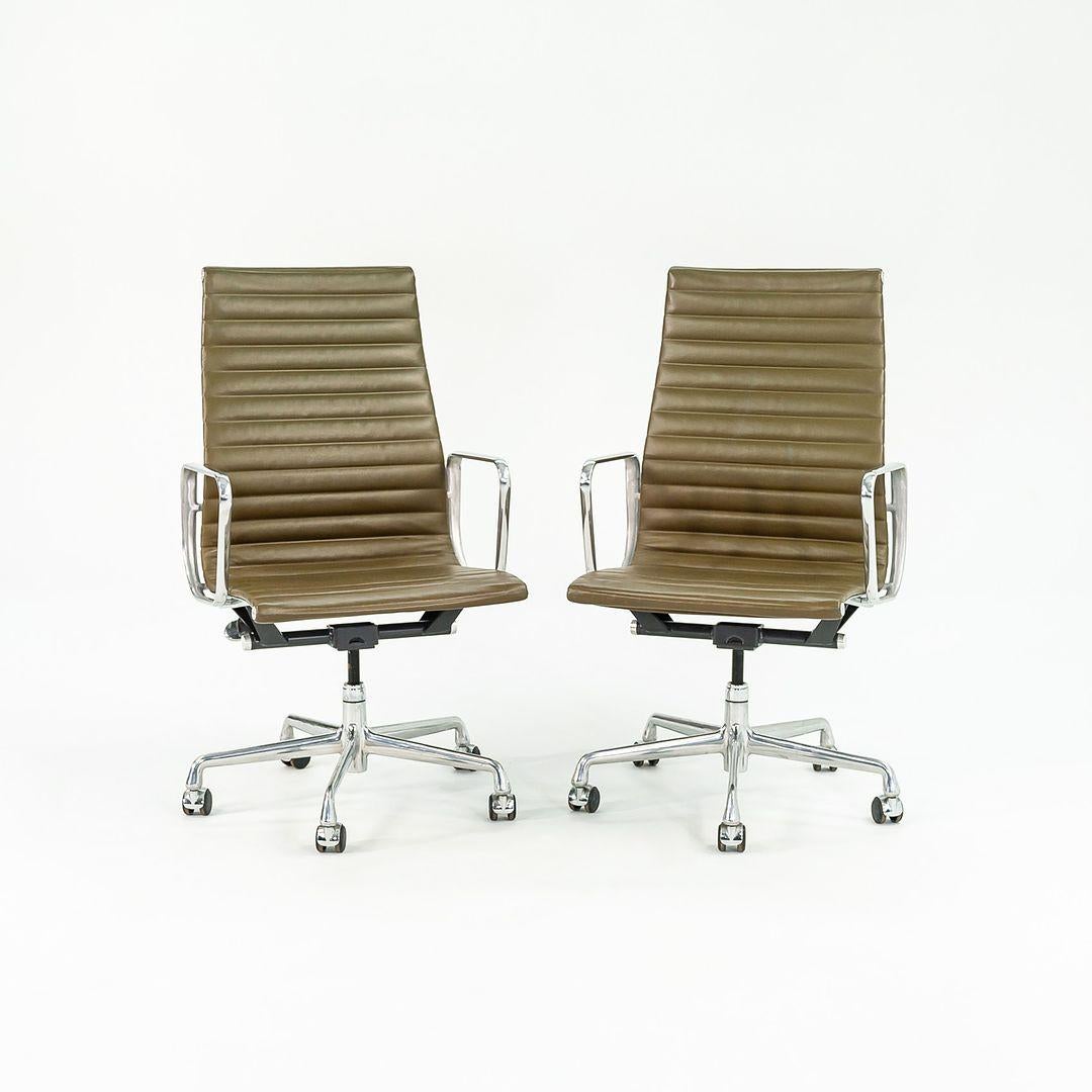 Chaise de bureau de groupe Eames Aluminum en cuir vert Herman Miller 2005 en vente 5