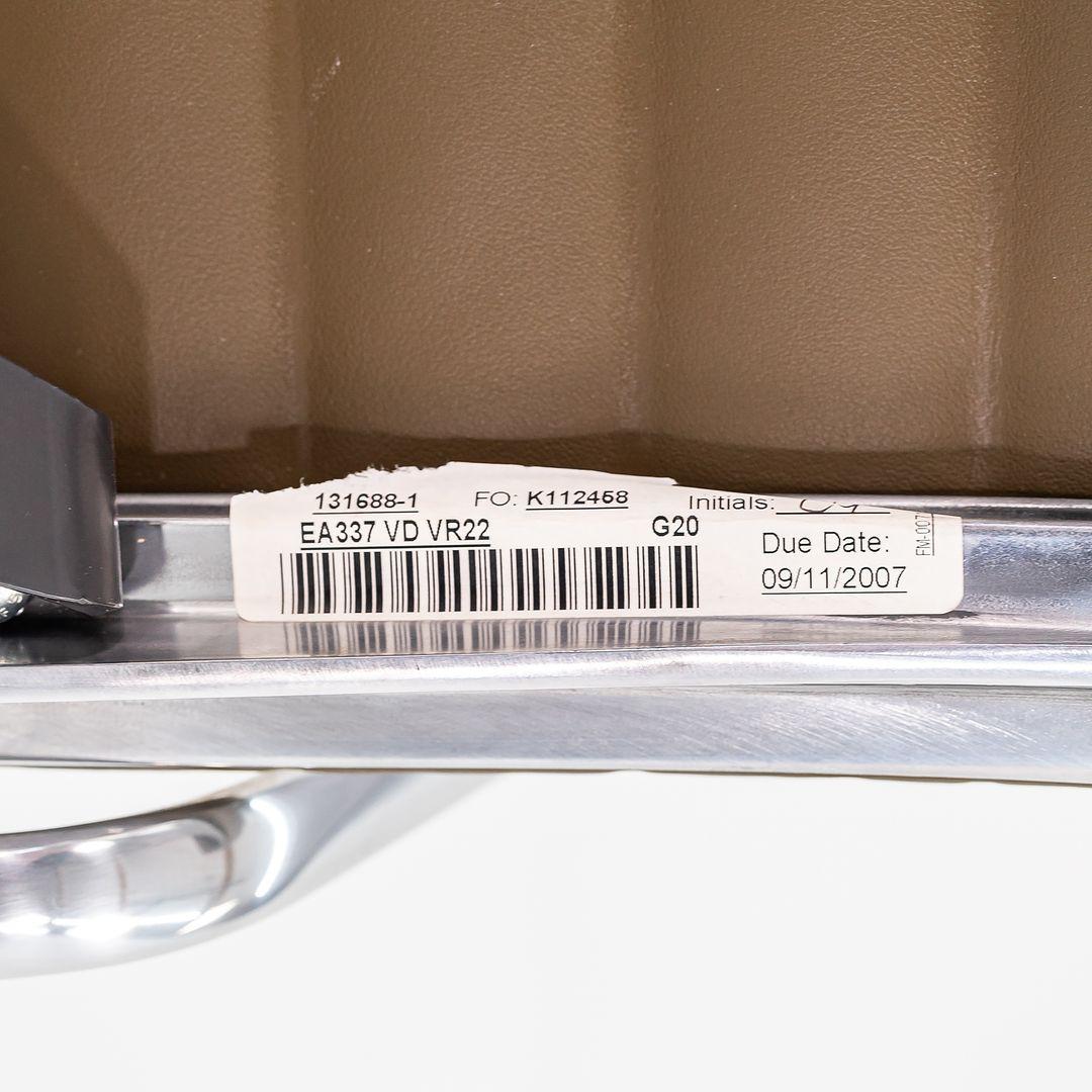 Il s'agit de chaises de bureau Eames Aluminum Group, initialement conçues par Charles et Ray Eames pour Herman Miller en 1958. Ces exemples particuliers datent de 2005. Le prix indiqué comprend une chaise, mais nous avons plusieurs chaises
