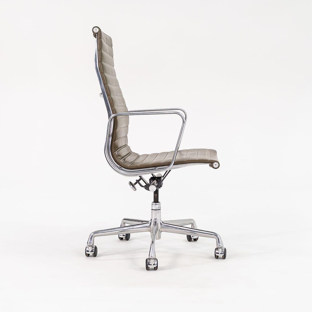 Nord-américain Chaise de bureau de groupe Eames Aluminum en cuir vert Herman Miller 2005 en vente
