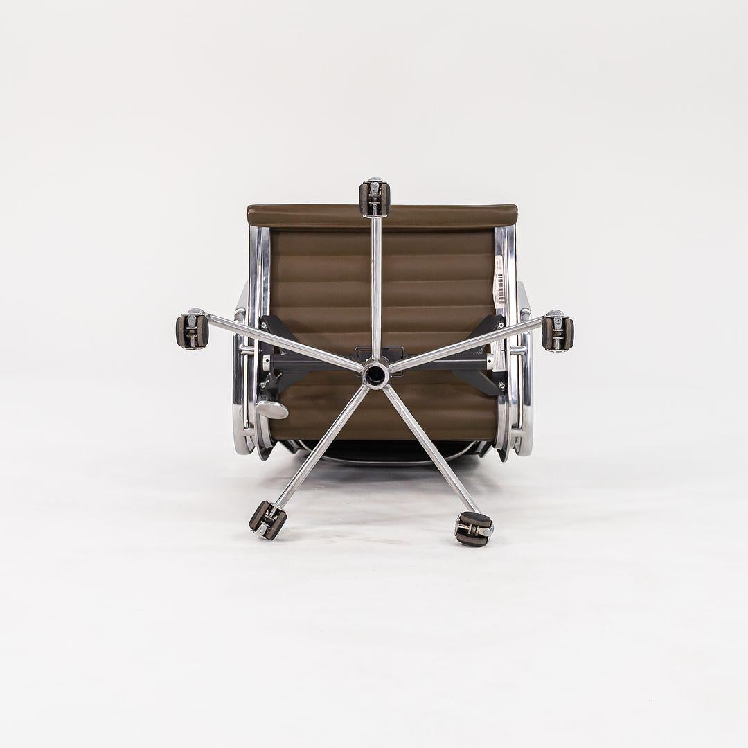 Chaise de bureau de groupe Eames Aluminum en cuir vert Herman Miller 2005 Bon état - En vente à Philadelphia, PA