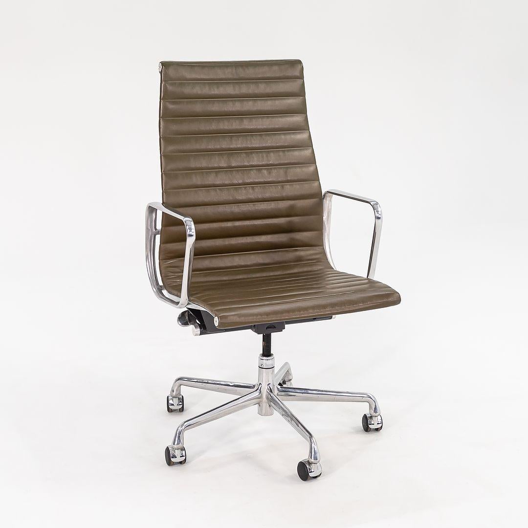 XXIe siècle et contemporain Chaise de bureau de groupe Eames Aluminum en cuir vert Herman Miller 2005 en vente