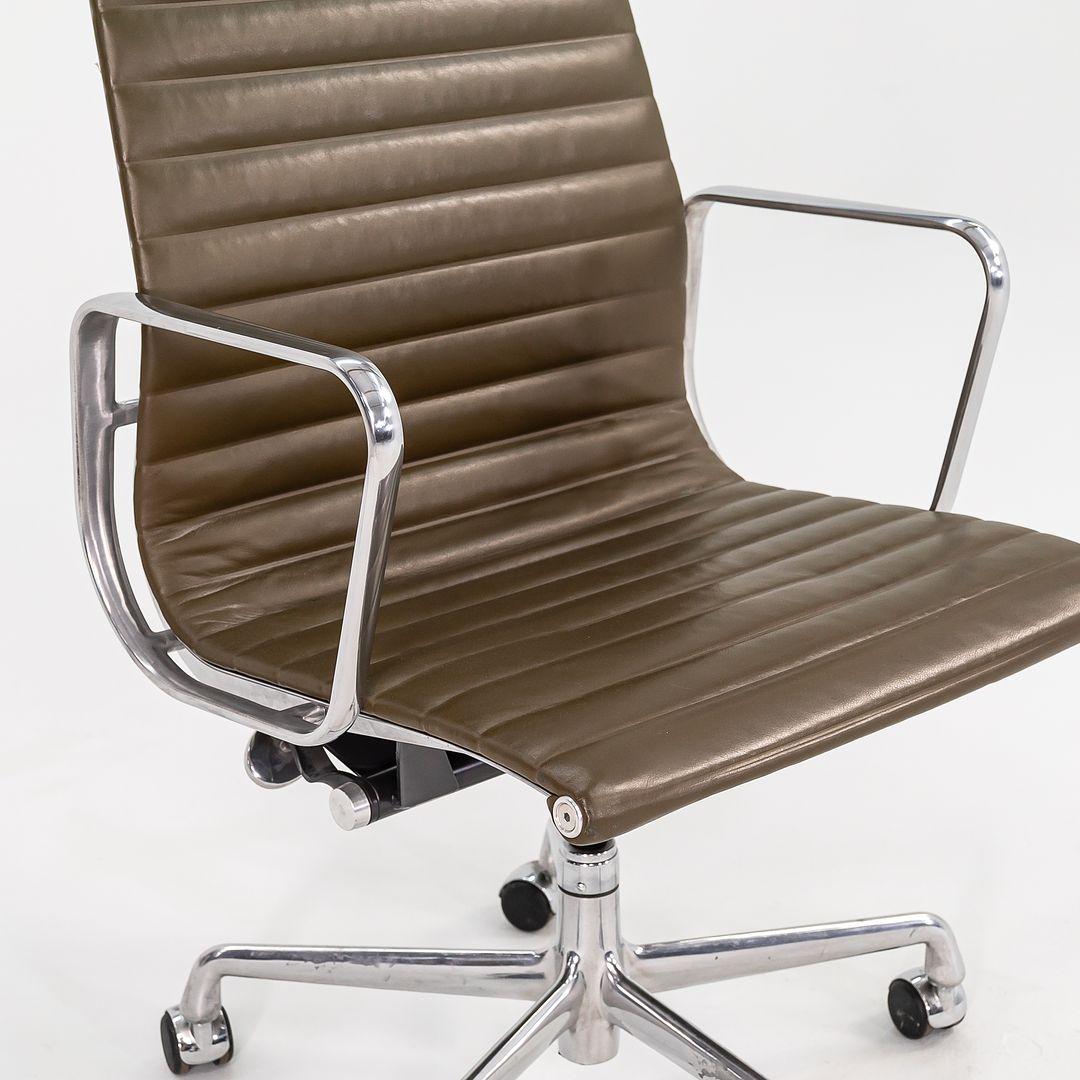 Aluminium Chaise de bureau de groupe Eames Aluminum en cuir vert Herman Miller 2005 en vente