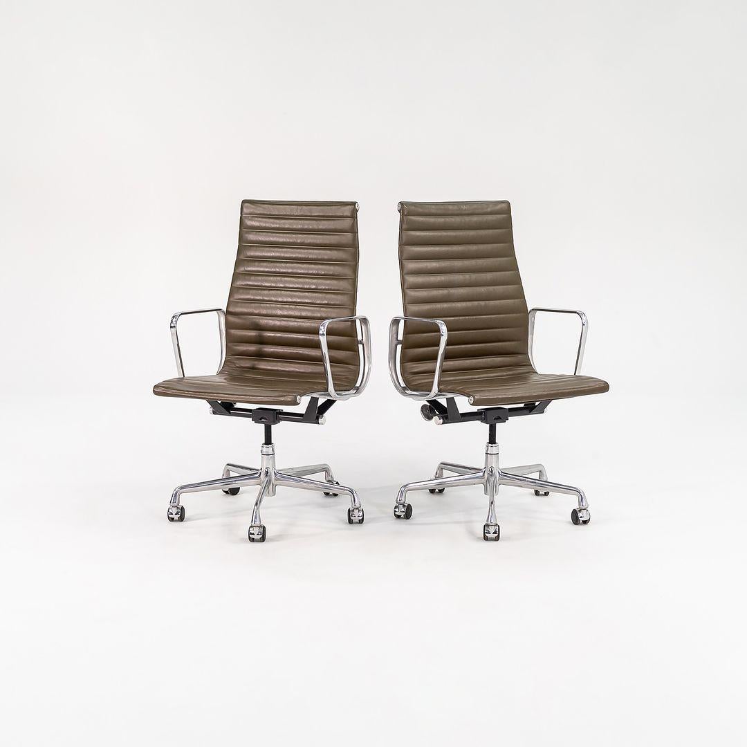 Chaise de bureau de groupe Eames Aluminum en cuir vert Herman Miller 2005 en vente 1