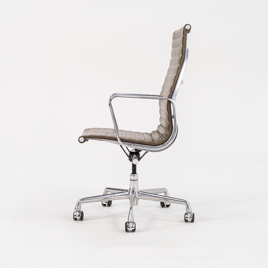 Chaise de bureau de groupe Eames Aluminum en cuir vert Herman Miller 2005 en vente 2