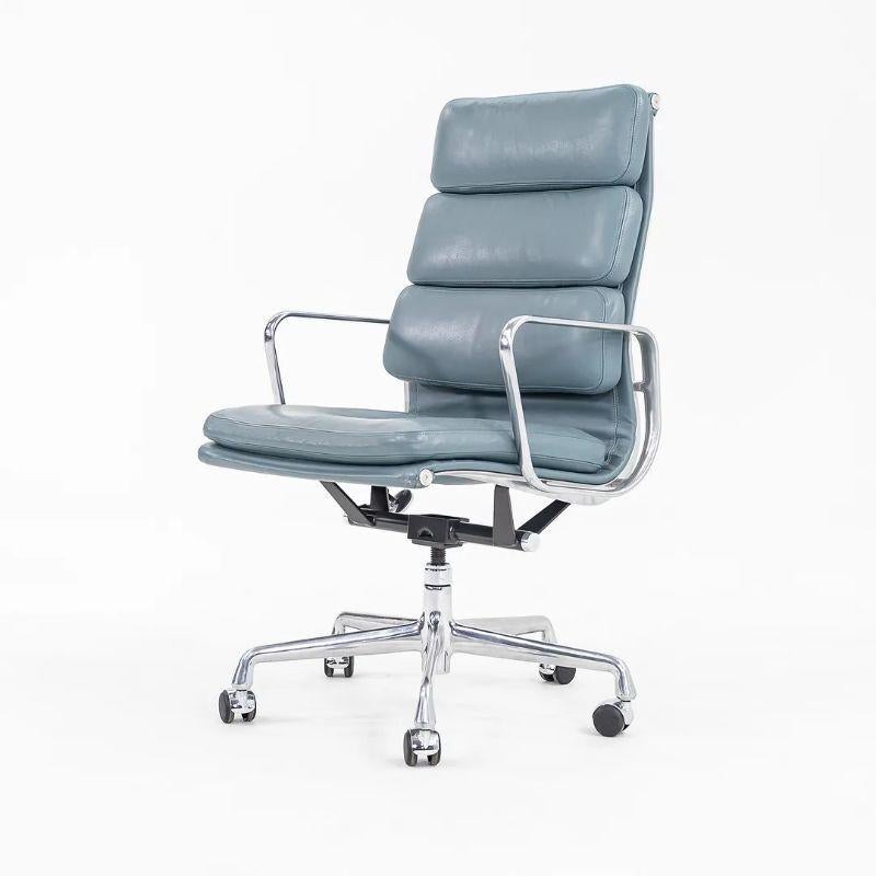 2005 Herman Miller Eames Executive-Schreibtischstuhl aus Aluminium mit weichem Aluminiumbezug und blauem Lederbezug  im Angebot 4