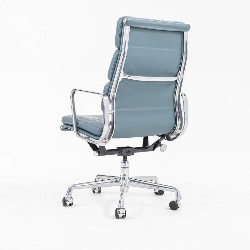 2005 Herman Miller Eames Executive-Schreibtischstuhl aus Aluminium mit weichem Aluminiumbezug und blauem Lederbezug  im Angebot 5