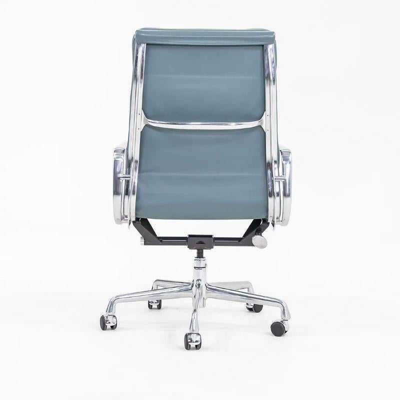 2005 Herman Miller Eames Executive-Schreibtischstuhl aus Aluminium mit weichem Aluminiumbezug und blauem Lederbezug  im Angebot 6