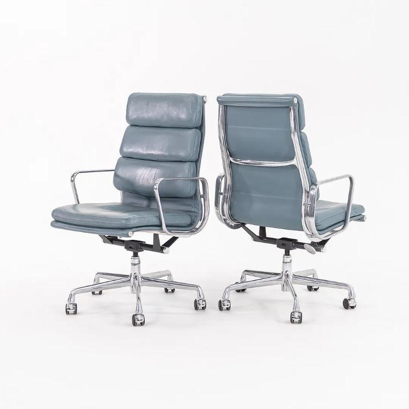 Il s'agit d'une chaise de bureau Eames Aluminum Group Executive-Height Soft Pad, conçue à l'origine par Charles et Ray Eames pour Herman Miller en 1968. Cet exemple particulier date de 2005. Le prix indiqué comprend une chaise et nous avons