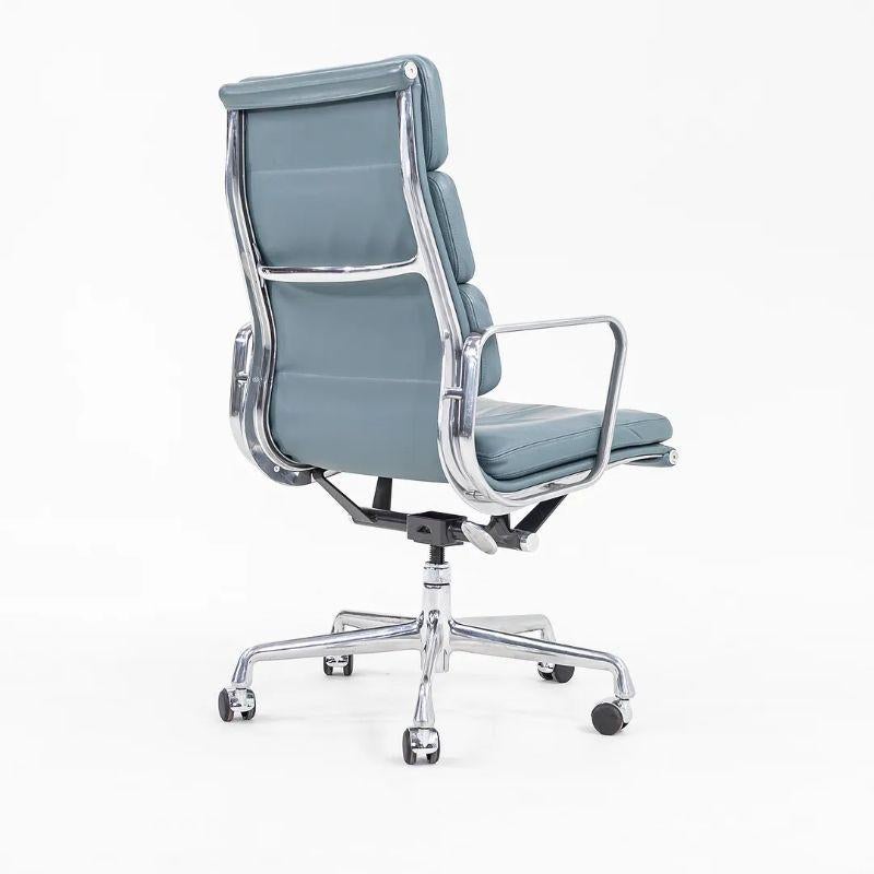 2005 Herman Miller Eames Executive-Schreibtischstuhl aus Aluminium mit weichem Aluminiumbezug und blauem Lederbezug  (Moderne) im Angebot