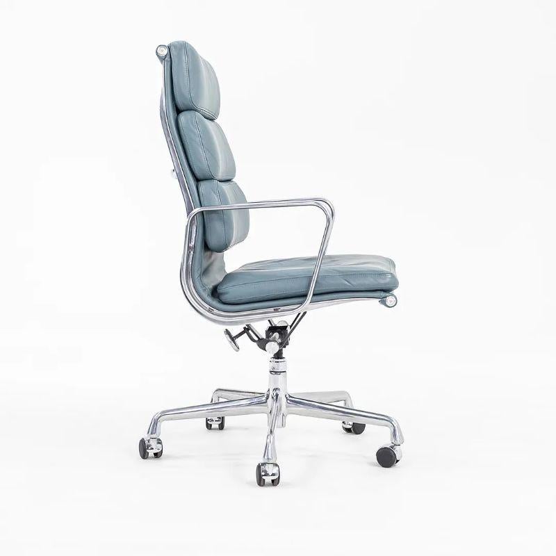 Américain 2005 Chaise de bureau de direction en aluminium Eames Soft Pad d'Herman Miller en cuir bleu  en vente