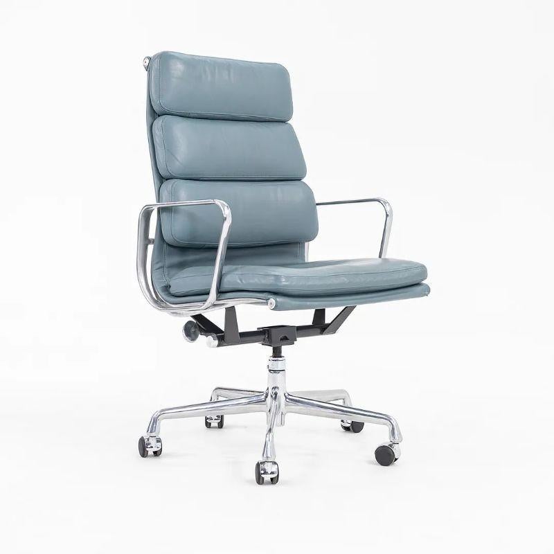 2005 Herman Miller Eames Soft Pad Aluminum Executive Desk Chair in Blue Leather  In Good Condition For Sale In Philadelphia, PA