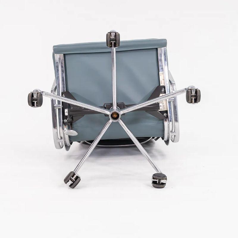 XXIe siècle et contemporain 2005 Chaise de bureau de direction en aluminium Eames Soft Pad d'Herman Miller en cuir bleu  en vente