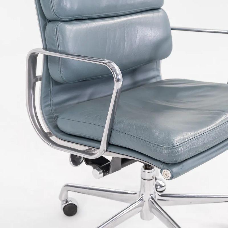 2005 Herman Miller Eames Executive-Schreibtischstuhl aus Aluminium mit weichem Aluminiumbezug und blauem Lederbezug  im Angebot 1